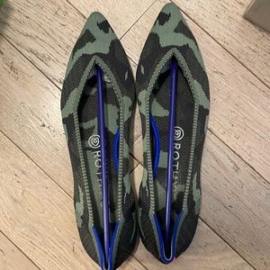Rothy’s The Point in Olive Camo like New